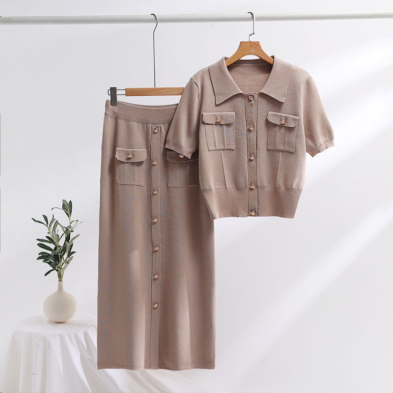 Conjunto de Suéter de Cuello Polo con Mangas Cortas y Falda Midi de Punto – Ideal para Primavera