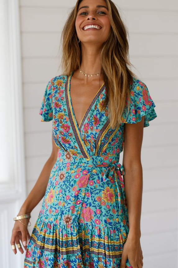 Título: Vestido Corto de Manga Corta con Escote en V y Cintura Alta con Dobladillo Irregular | Ideal para el Verano