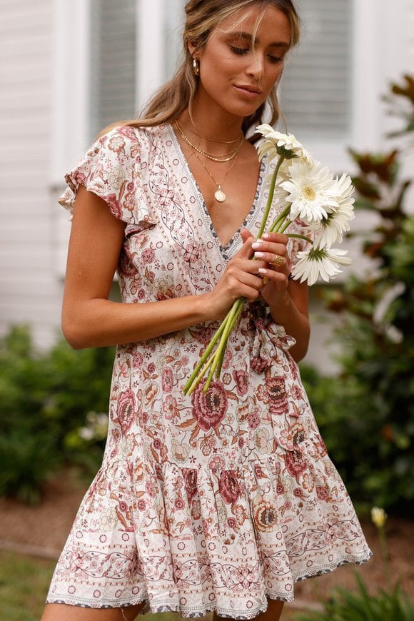 Título: Vestido Corto de Manga Corta con Escote en V y Cintura Alta con Dobladillo Irregular | Ideal para el Verano