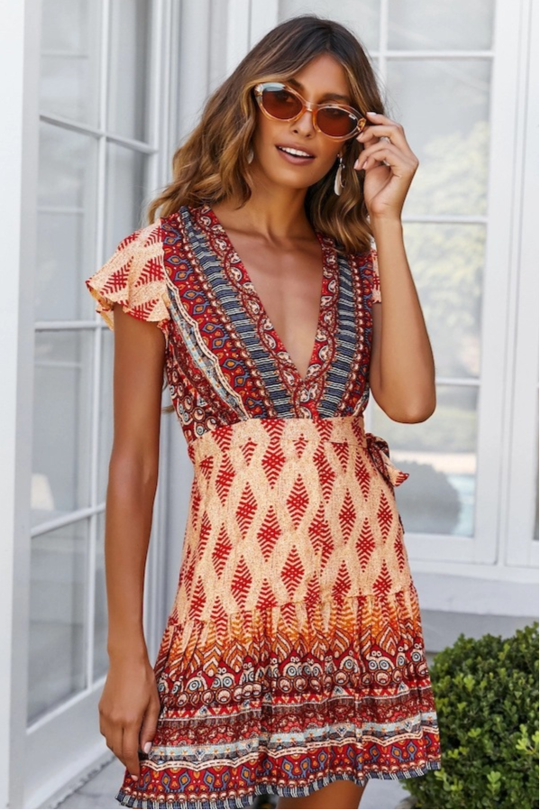 Título: Vestido Corto de Manga Corta con Escote en V y Cintura Alta con Dobladillo Irregular | Ideal para el Verano