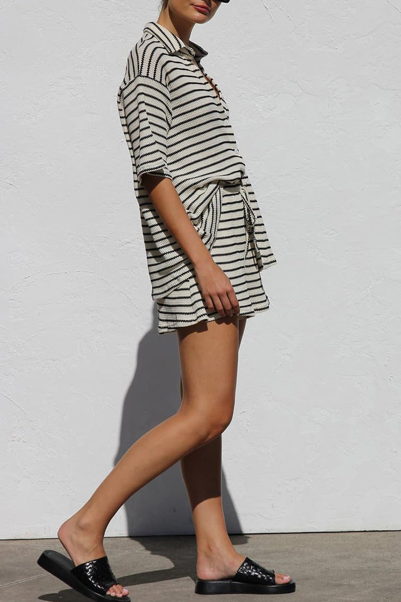 Conjunto de Dos Piezas de Camisa y Shorts a Rayas con Textura de Waffle | Ideal para Verano
