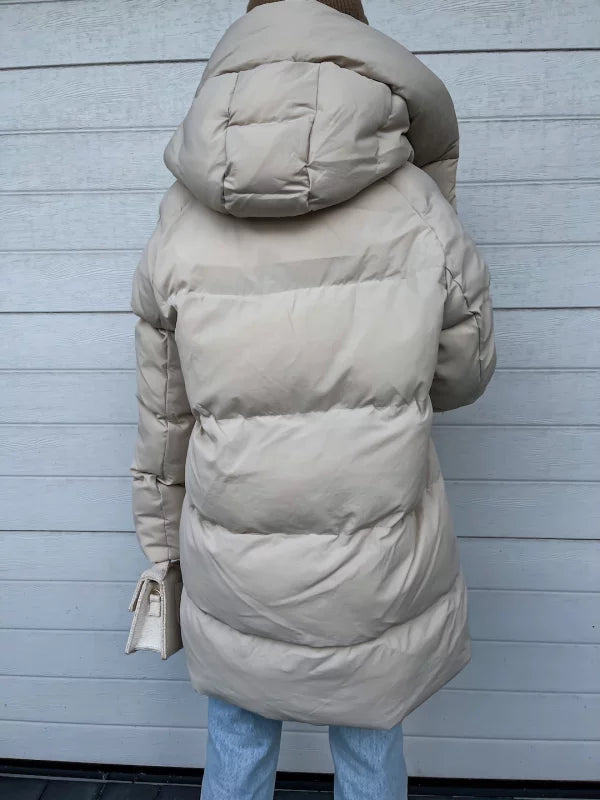 ChatGPT said: Abrigo acolchado impermeable con capucha y cierre de cremallera completa I Ideal para invierno
