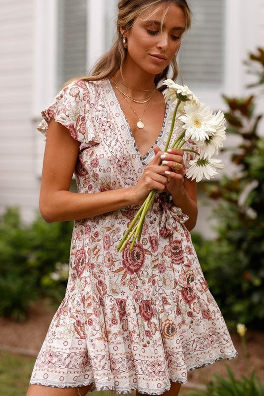 Título: Vestido Corto de Manga Corta con Escote en V y Cintura Alta con Dobladillo Irregular | Ideal para el Verano