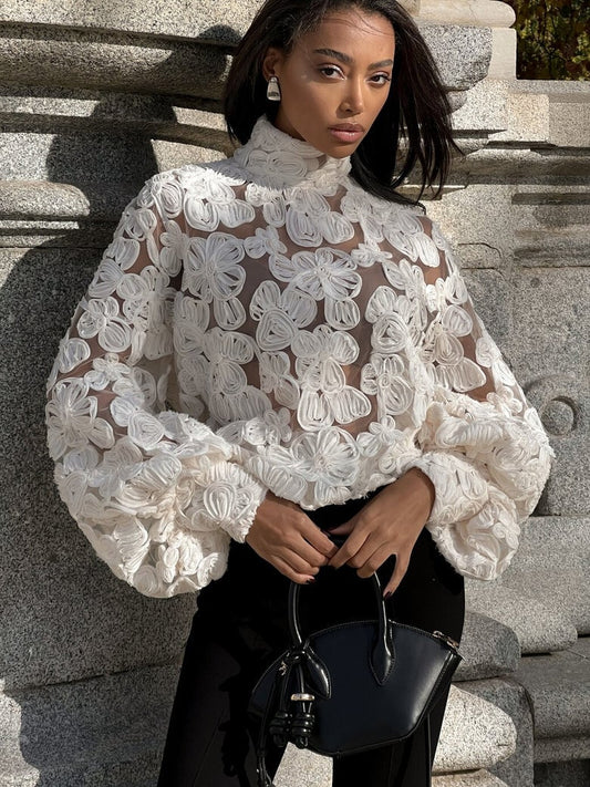 Camisa Blanca Floral con Textura y Botones de Perla | Ideal para Primavera y Verano