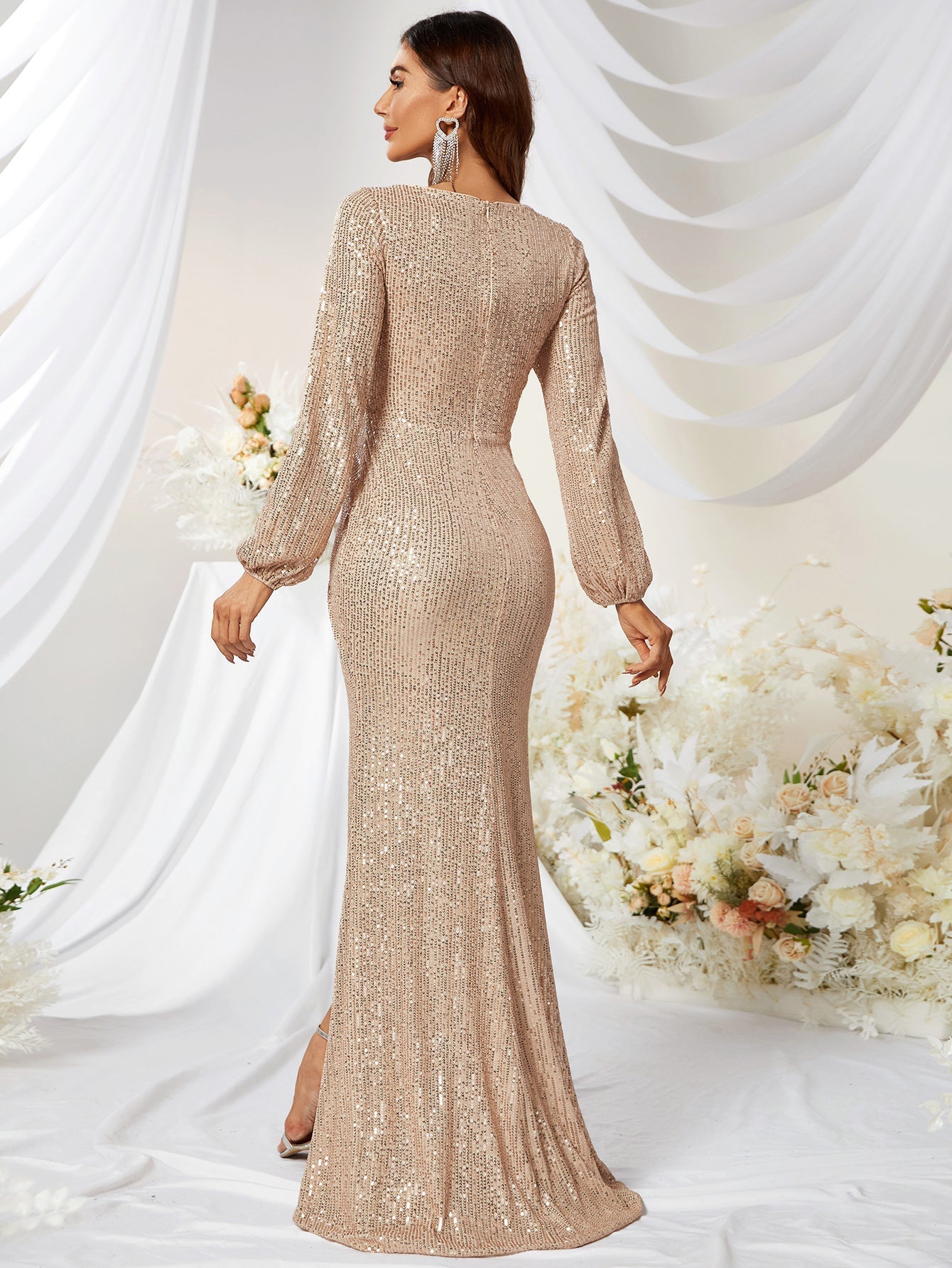 Vestido de Escote en V con Lentejuelas, Mangas Largas y Abertura Alta con Cola de Sirena – Ideal para Otoño e Invierno