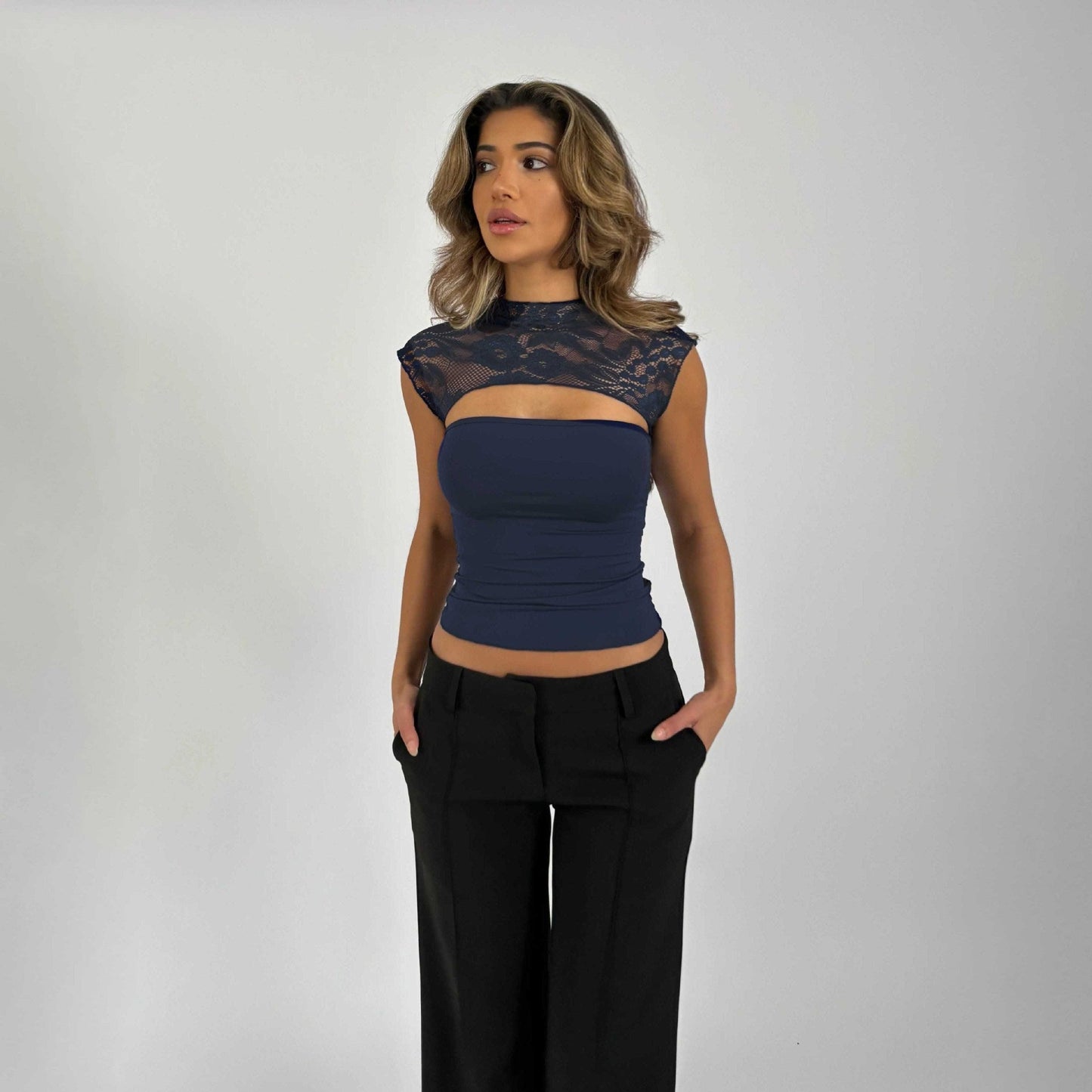 Blusa de Encaje con Corte al Bies y Ajuste Delgado | Ideal para Primavera y Verano
