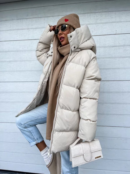 ChatGPT said: Abrigo acolchado impermeable con capucha y cierre de cremallera completa I Ideal para invierno