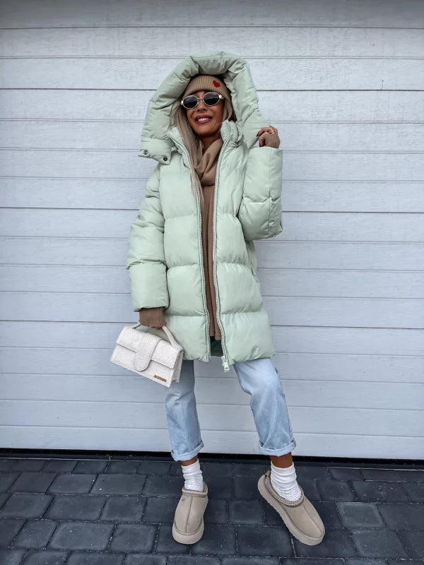 ChatGPT said: Abrigo acolchado impermeable con capucha y cierre de cremallera completa I Ideal para invierno